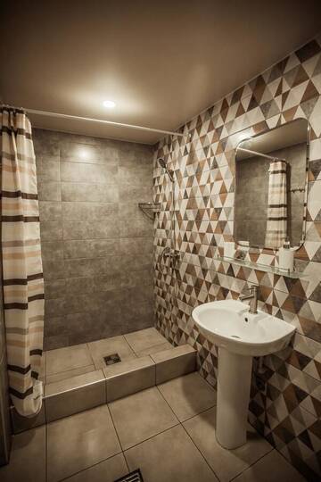 Фото номера Стандартный трехместный номер Отель REEF Hotel г. Коблево 11